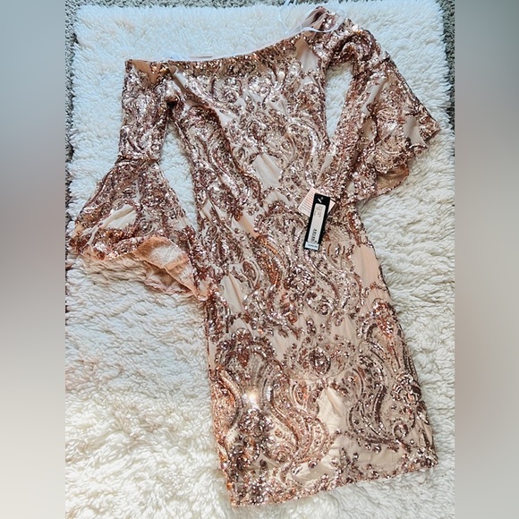 Besty and Adam Dresses & Skirts - Besty and Adam Gold sequin dress